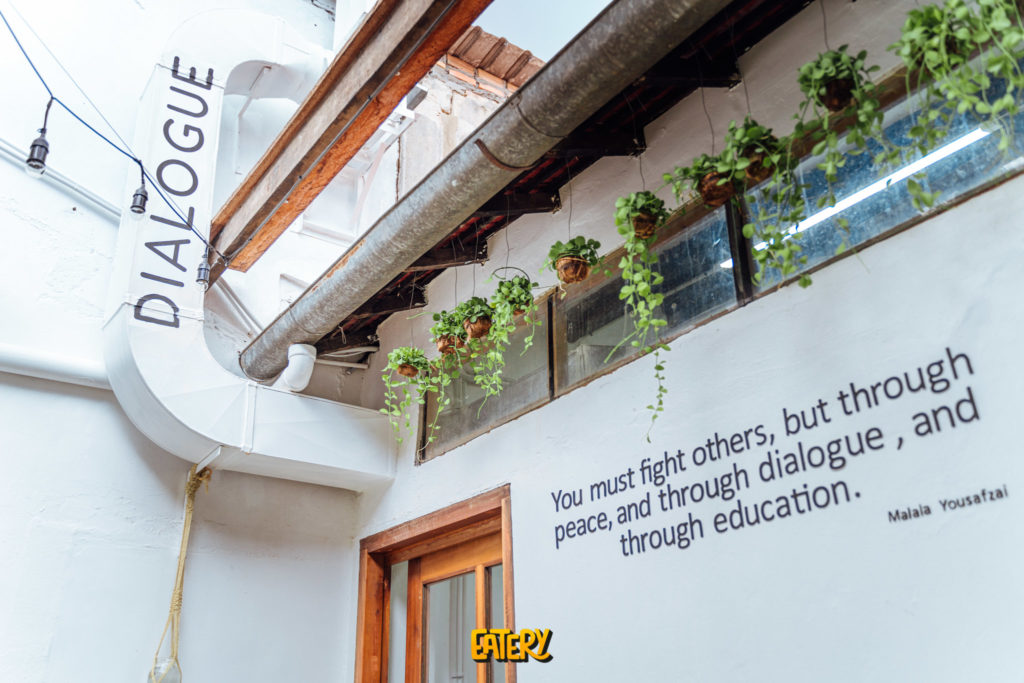 កាហ្វេក៏ឆ្ងាញ់ បរិយាកាសក៏ប្លែក ជាមួយ Dialogue ឯក្រុងសៀមរាប