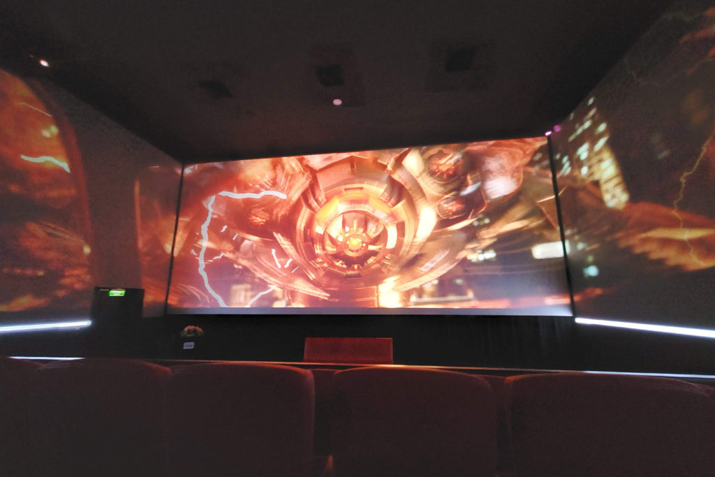 បទពិសោធន៍នៃការមើលកុន អេក្រង់ 270° បច្ចេកវិទ្យា Screen X ដំបូងគេនៅ Legend Cinemas