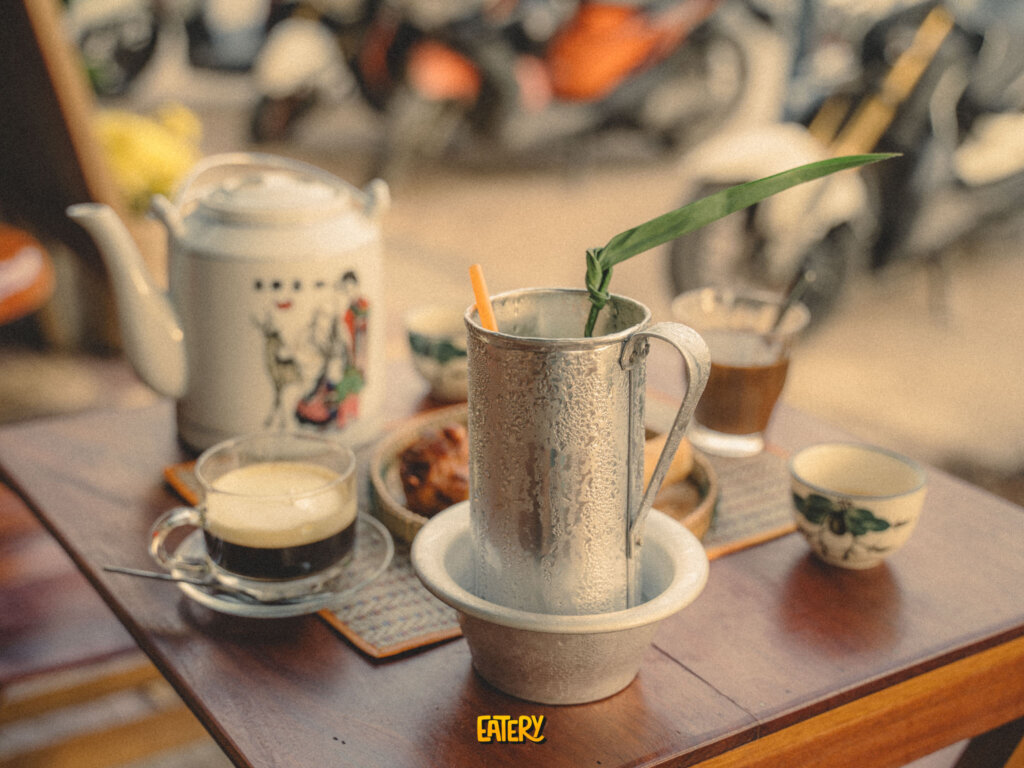 អាចទៅរួចទេ ពេលមកតាខ្មៅ ផឹកកាហ្វេផ្តើមស្នេហ៍ក្បែររបង?