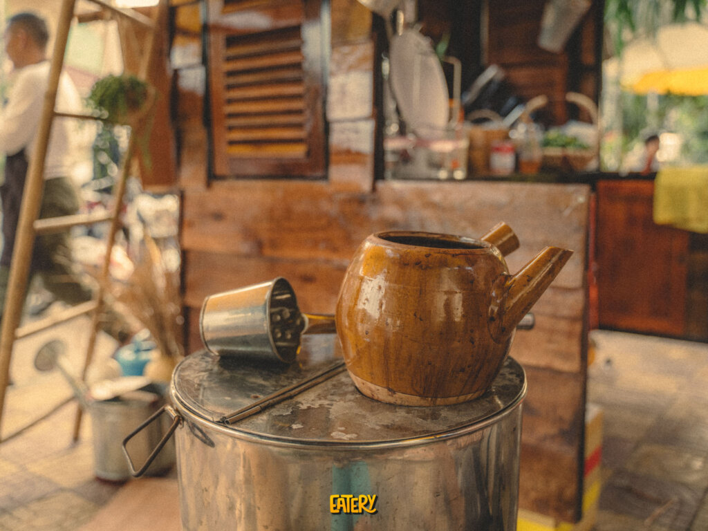 អាចទៅរួចទេ ពេលមកតាខ្មៅ ផឹកកាហ្វេផ្តើមស្នេហ៍ក្បែររបង?