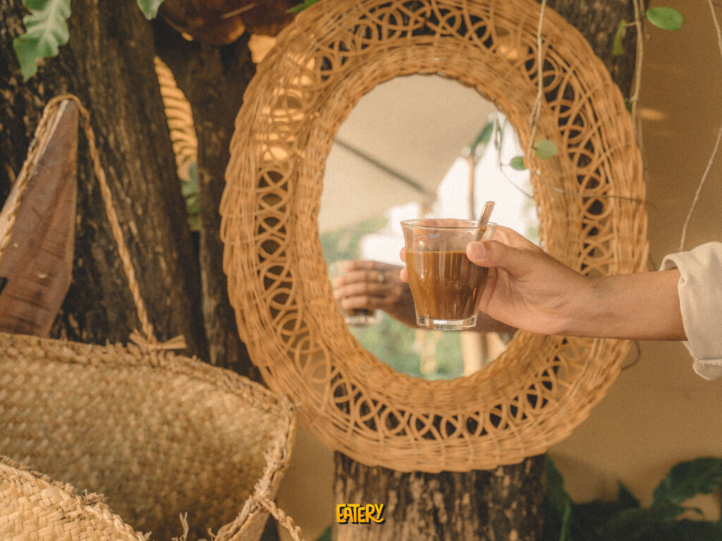 អាចទៅរួចទេ ពេលមកតាខ្មៅ ផឹកកាហ្វេផ្តើមស្នេហ៍ក្បែររបង?