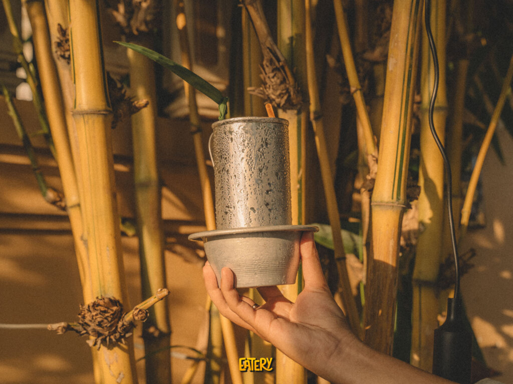 អាចទៅរួចទេ ពេលមកតាខ្មៅ ផឹកកាហ្វេផ្តើមស្នេហ៍ក្បែររបង?