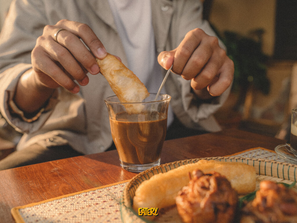 អាចទៅរួចទេ ពេលមកតាខ្មៅ ផឹកកាហ្វេផ្តើមស្នេហ៍ក្បែររបង?