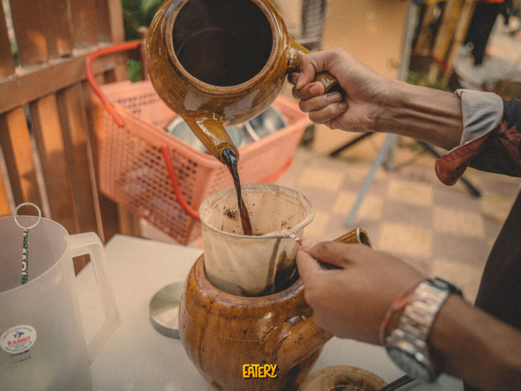 អាចទៅរួចទេ ពេលមកតាខ្មៅ ផឹកកាហ្វេផ្តើមស្នេហ៍ក្បែររបង?