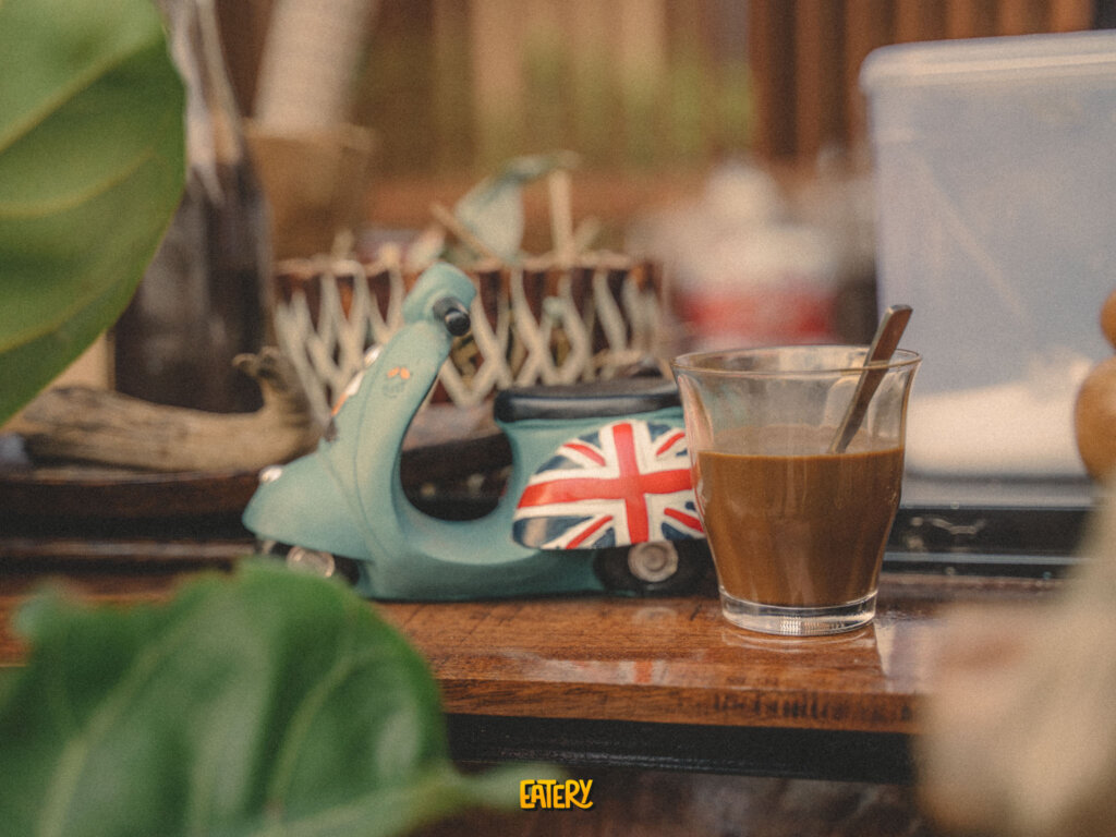 អាចទៅរួចទេ ពេលមកតាខ្មៅ ផឹកកាហ្វេផ្តើមស្នេហ៍ក្បែររបង?