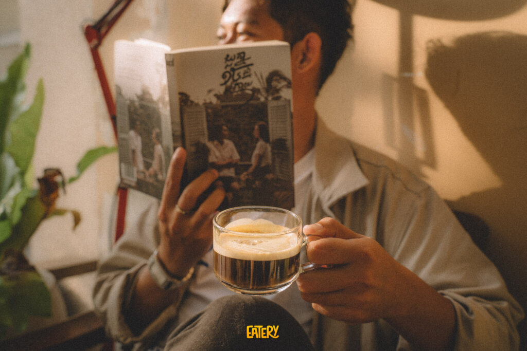 អាចទៅរួចទេ ពេលមកតាខ្មៅ ផឹកកាហ្វេផ្តើមស្នេហ៍ក្បែររបង?
