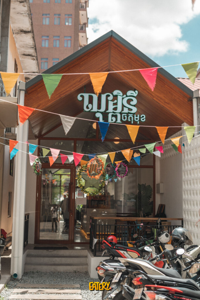 «លម្ពិនីចតុមុខ» ផឹកកាហ្វេក្នុងសួន លំហែកាយជាមួយធម្មជាតិ