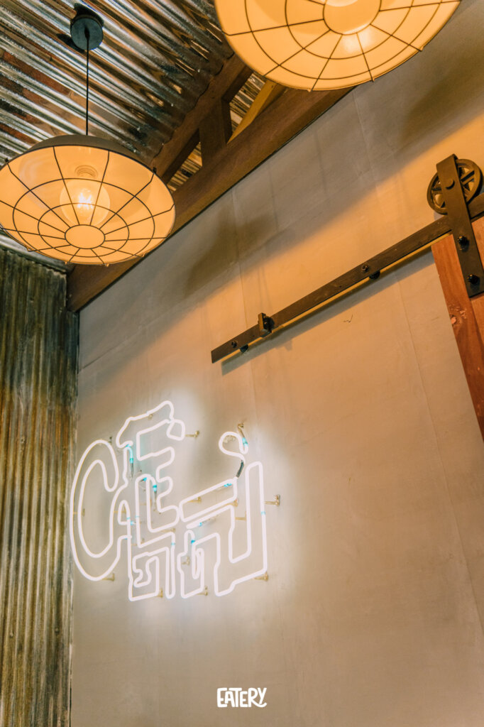 បើចង់ដឹងថាអ្វីទៅ ដែលផ្អែមឆ្ងាញ់ជាងសម្ដីព្រាននារី អាចទៅសាកឈុតនំខាប់នៅ «កាហ្វេចាស់» បាន