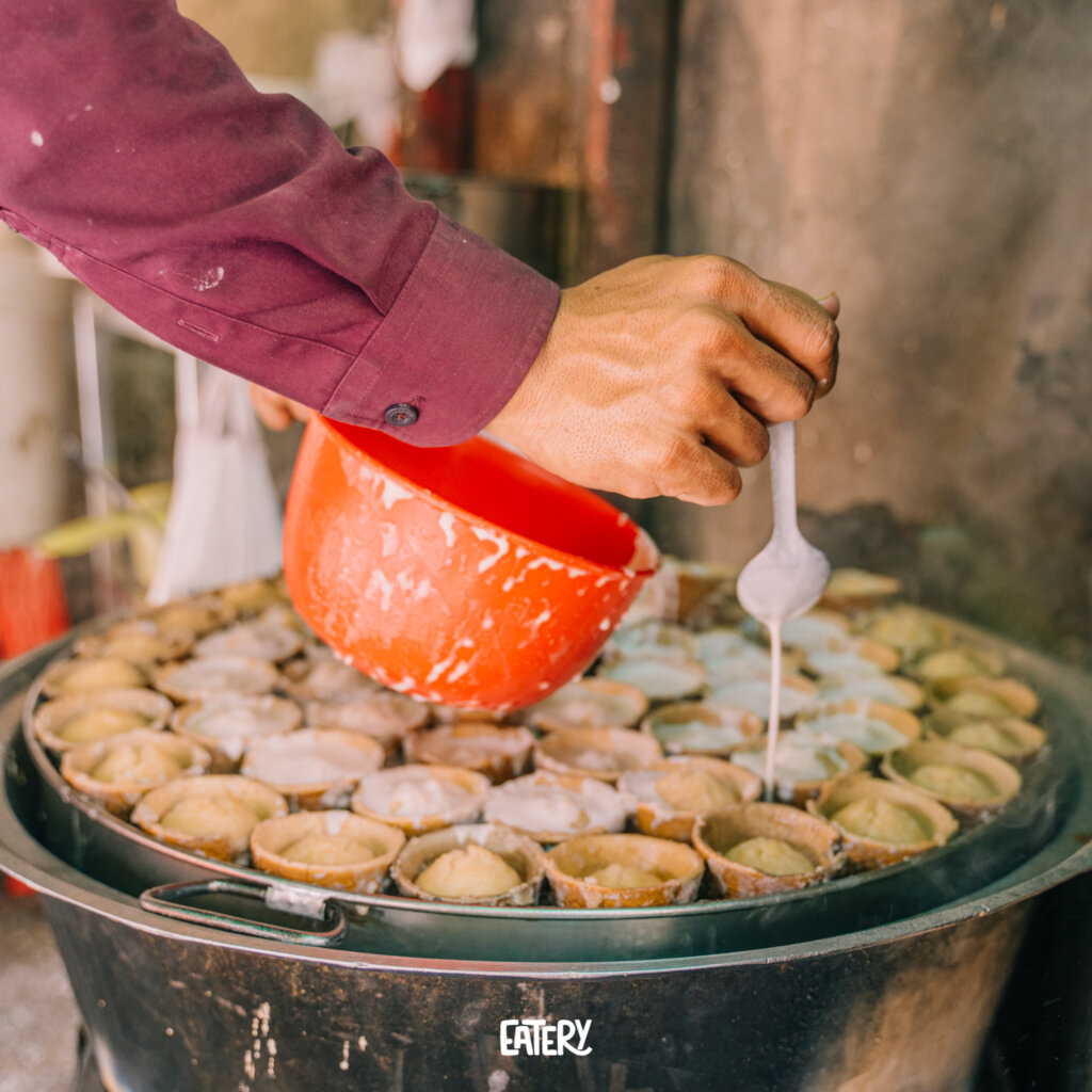 អាកោរខ្ទិះ ខ្ទិះកាន់តែច្រើន រសជាតិក៏កាន់តែពិសេស នៅផ្លូវចូលសាលាជ័យថាវី