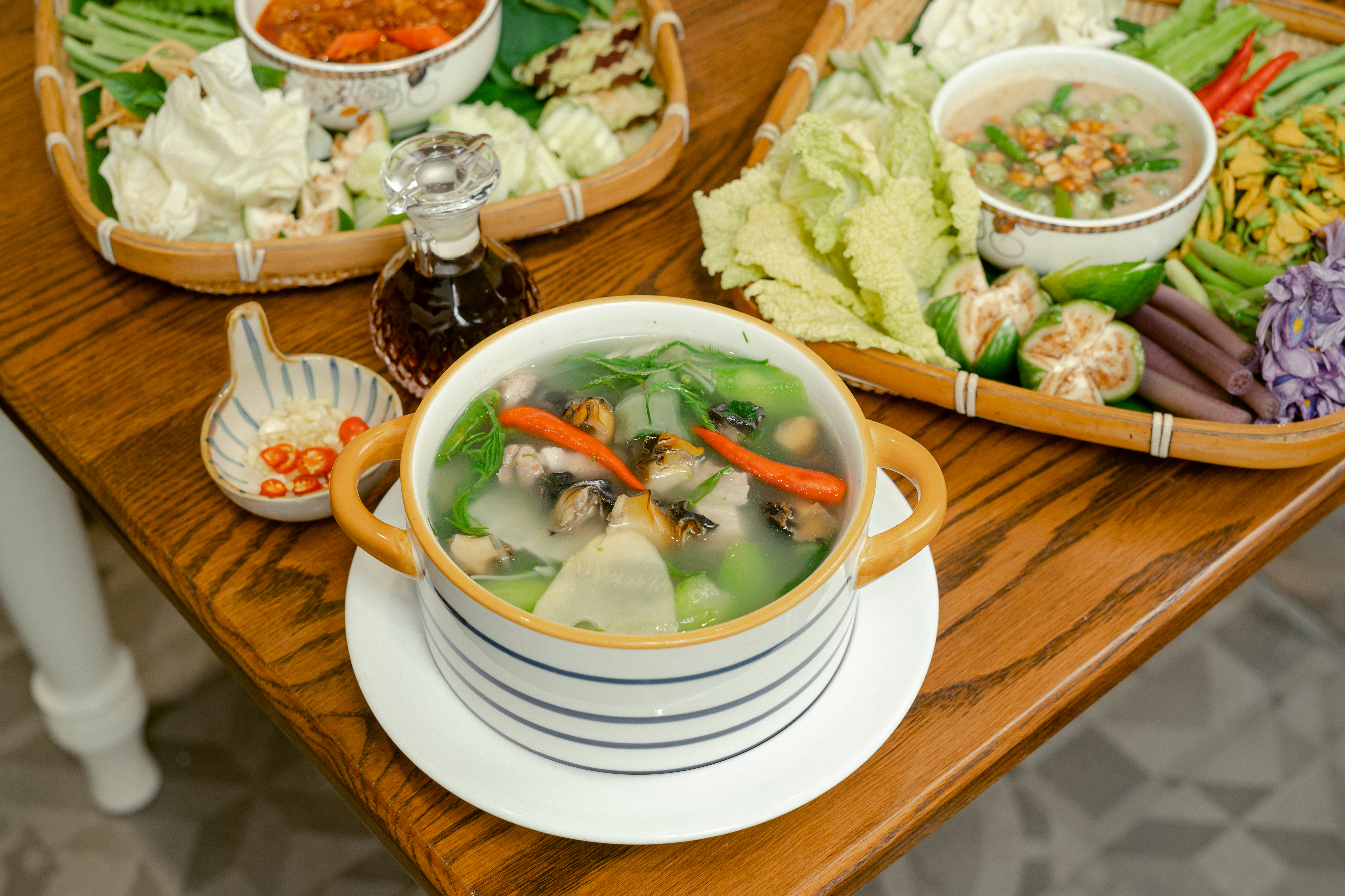 ស្រីស្អាត “ឡេងឡេង” និងបុរសសង្ហា “ស្ទីវិន” ប្រាប់ថា  “ទៅញ៉ាំបាយនៅ «សង្ក្រាន្ត» ម្ដង តែងខ្លួនបែបខ្មែរឲ្យផ្អើលហាងម្ដងមើល”