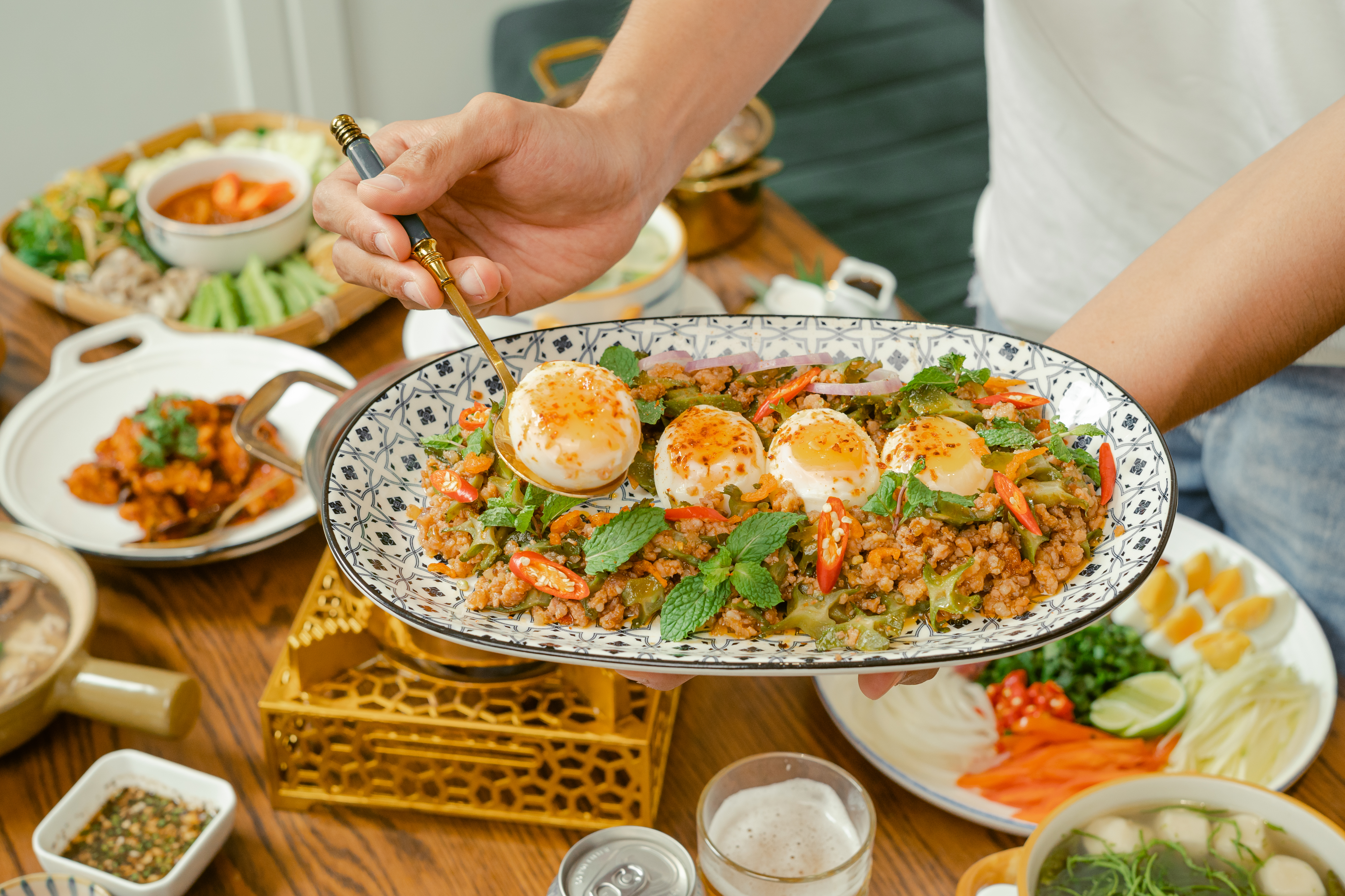 ស្រីស្អាត “ឡេងឡេង” និងបុរសសង្ហា “ស្ទីវិន” ប្រាប់ថា  “ទៅញ៉ាំបាយនៅ «សង្ក្រាន្ត» ម្ដង តែងខ្លួនបែបខ្មែរឲ្យផ្អើលហាងម្ដងមើល”